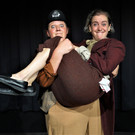 Lisa Suitner und Rebecca Selle agieren mit Slapstick und Musik_ und ohne Worte_.jpg