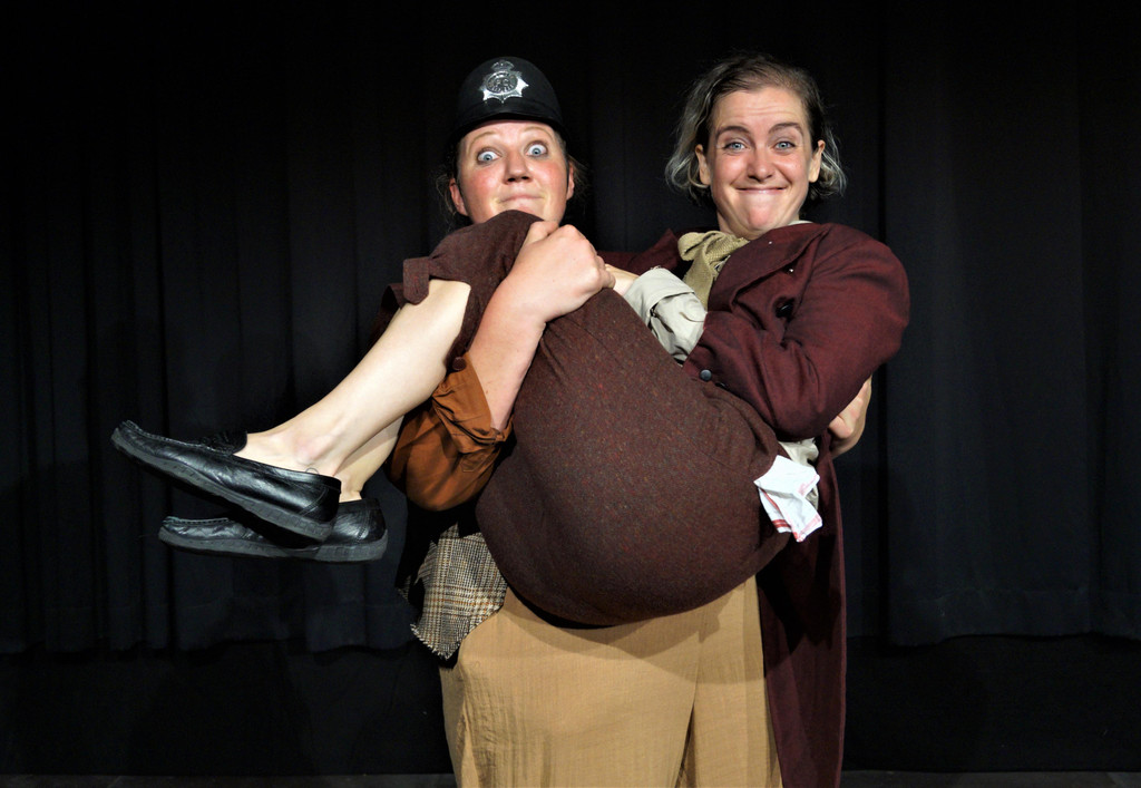 Lisa Suitner und Rebecca Selle agieren mit Slapstick und Musik_ und ohne Worte_.jpg