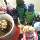 Mosten mit den Kindergartenkindern