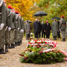 Allerheiligen-Kranzniederlegung durch Bundespraesident Alexander Van der Bellen - Zentralfriedhof - 29_10_2010-9.JPG