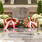 Allerheiligen-Kranzniederlegung durch Bundespraesident Alexander Van der Bellen - Zentralfriedhof - 29_10_2010-20.JPG