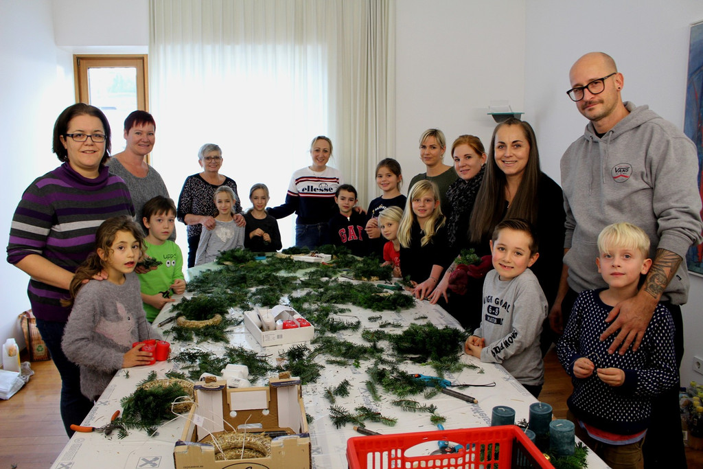 Pfarrheim ADVENT Erstkommunionkinder basteln November 2020.JPG
