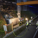 Auto nach Unfall in Flammen