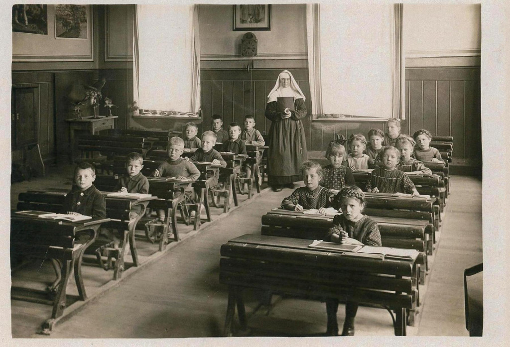 Alte Schule Klassenzimmer Sr Amata Gmeinwieser.jpg