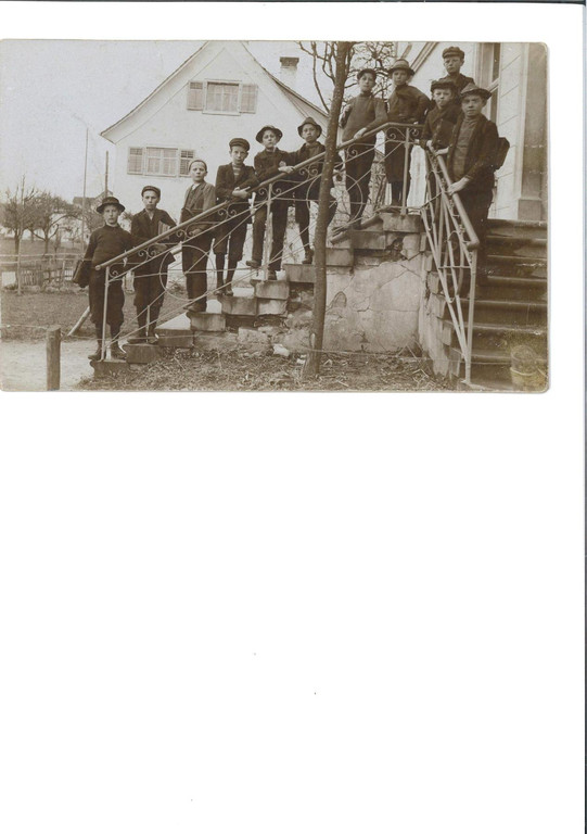 Alte Schule mit Buben auf der Stiege.jpg