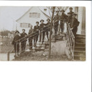 Alte Schule mit Buben auf der Stiege.jpg