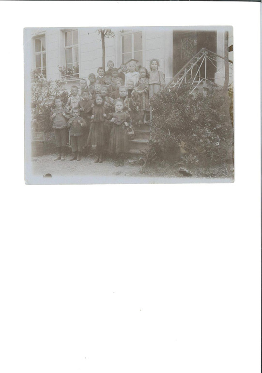 Alte VS Klasse vor der alten Schule ca 1906.jpg