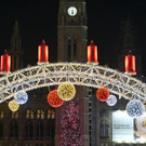 Christbaum am Wiener Rathausplatz beleuchtet