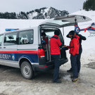 Einsatzfahrzeug mit Polizeihubschrauber.jpg