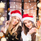 Von schön kitschig bis kritisch hinterfragend. Die Models Alida & Coline mit Weihnachtsgrüßen.