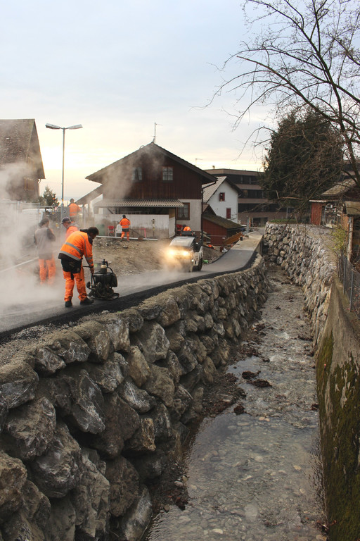A Kugelbeerbach Hochwasserschutz Weg und Br__cke BF A GG Asphaltierung 15-12-2020 _4_.JPG