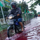 Blutrote Überschwemmungen in Indonesien