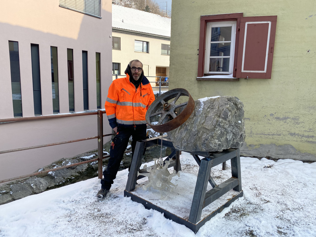 Bildhauer Roland Adlassnig mit seinem Werk.JPG