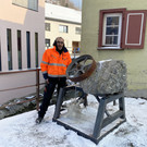 Bildhauer Roland Adlassnig mit seinem Werk.JPG