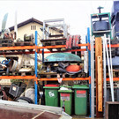 Roland Adlassnig vor seinemSammelsurium an Dingen die  er bestimmt mal f__r irrgendwas K__nstlerisches gebrauchen kann.JPG