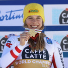 Katharina Liensberger strahlt mit ihrer Slalom-Goldmedaille um die Wette