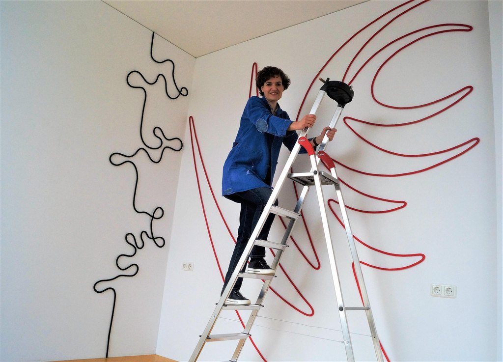Aktuell arbeitet Doris Fend an Wandinstallationen mit Seilen.JPG