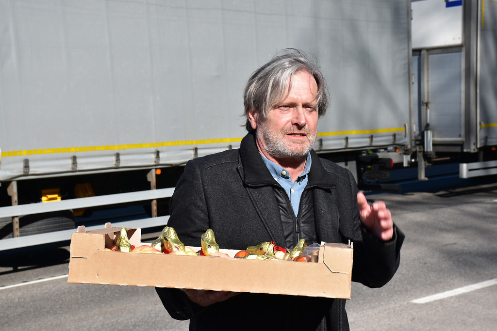 02_BM Dr_ Frank Matt bringt Schokolade-Osterhasen.jpg