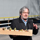 02_BM Dr_ Frank Matt bringt Schokolade-Osterhasen.jpg