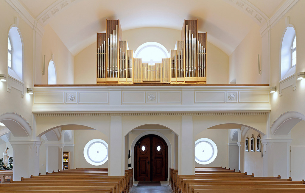 Kirche mit neuer Orgel 2015.jpg