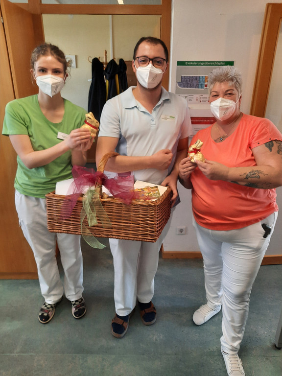 Pflegekr__fte stellen den Korb zusammen.jpg