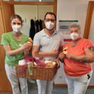 Pflegekr__fte stellen den Korb zusammen.jpg