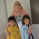 Midya Alow mit Kindern.jpg