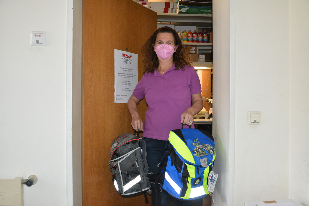 Schultaschen werden __bergeben.jpg