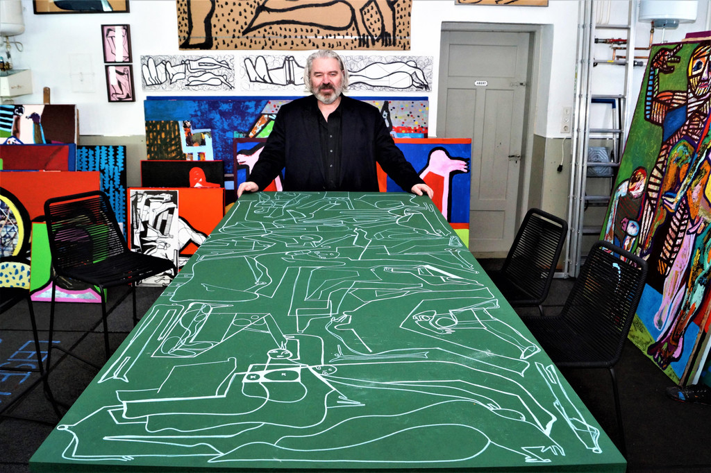 Waltner mi einem selbst designten Tisch.JPG