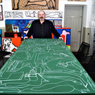 Waltner mi einem selbst designten Tisch.JPG