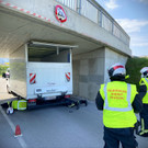 Klein-Lkw steckte in Unterführung fest