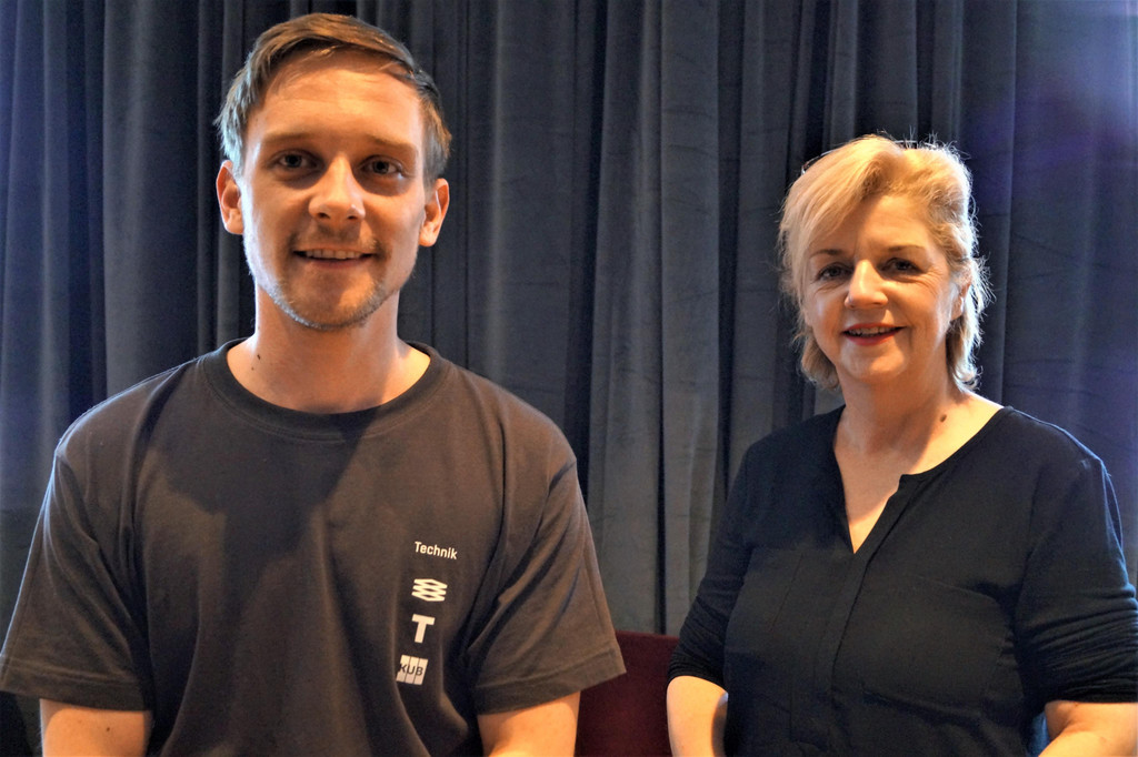 Veranstaltungstechniker Sandro Todeschi und Karoline Herbert vom Felder Archiv.JPG
