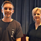 Veranstaltungstechniker Sandro Todeschi und Karoline Herbert vom Felder Archiv.JPG