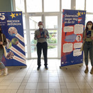 EU Wanderausstellung_HTL Do_1_Direktor mit Juniorbotschafterinnen.jpeg