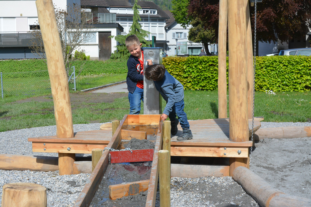 Wasserspiel erkundet.jpg