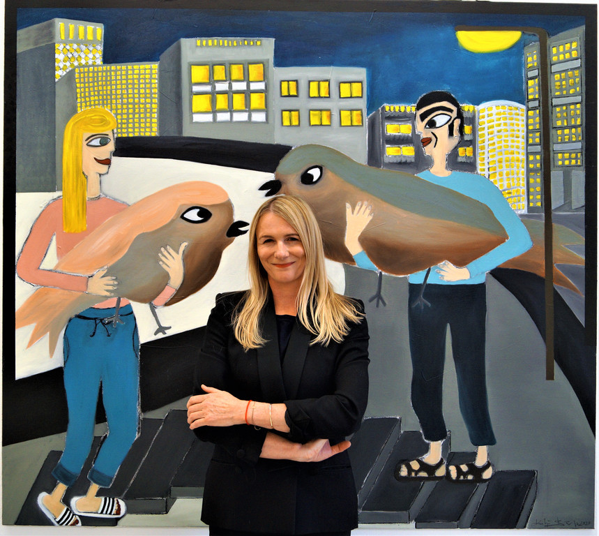 Katja Berger vor ihrem Vogelbild im Erdgescho__.JPG