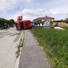 Lkw auf Baustelle umgekippt