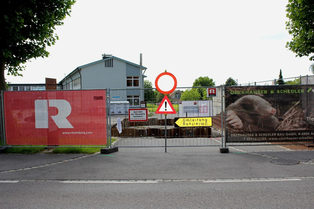 DOKU B Oberlochauerbach Hochwasserschutz BF SCHULZENTRUM Spundung Juli 2020 _1_.JPG