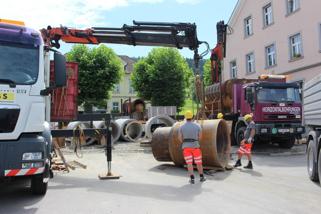DOKU B Oberlochauerbach Hochwasserschutz BF SCHULZENTRUM Spundung Juli 2020 _9_.JPG