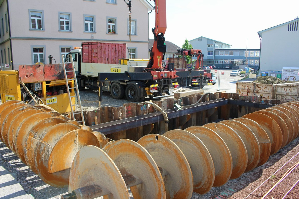 DOKU B Oberlochauerbach Hochwasserschutz BF SCHULZENTRUM Spundung Juli 2020 _10_.JPG