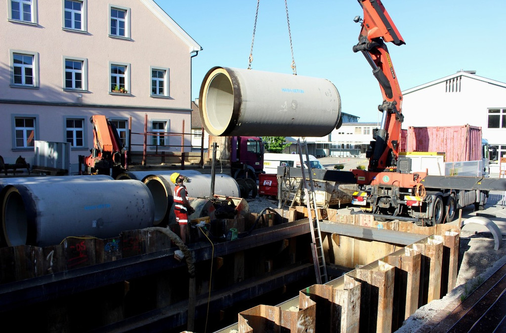 DOKU B Oberlochauerbach Hochwasserschutz BF SCHULZENTRUM Spundung Juli 2020 _11_.JPG
