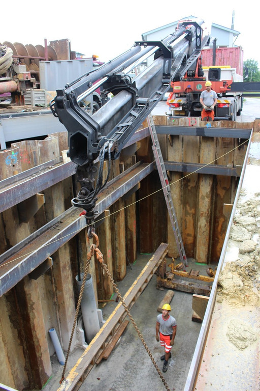 DOKU B Oberlochauerbach Hochwasserschutz BF SCHULZENTRUM Spundung Juli 2020 _13_.JPG