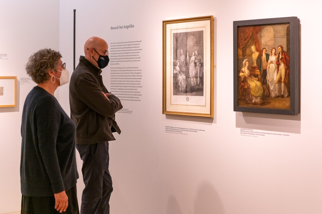 Besucher der neuen Ausstellung.jpg