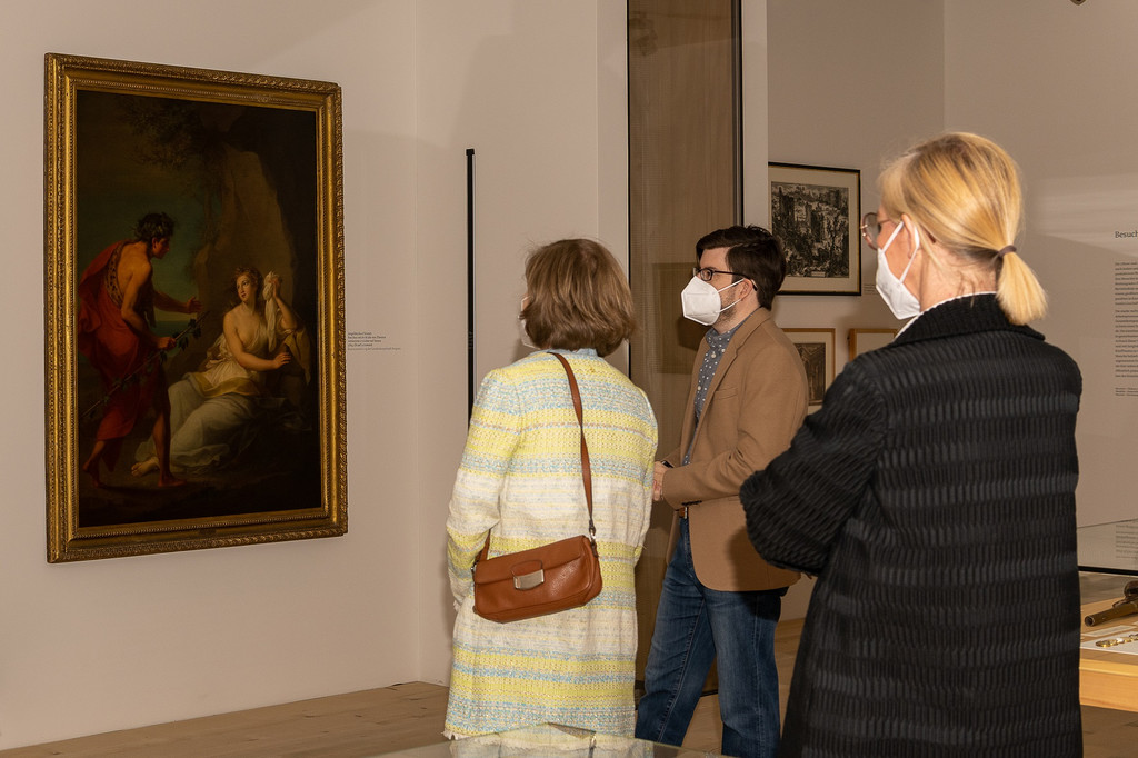 Kurator Thomas Hirtenfelder f__hrte durch die Ausstellung.jpg