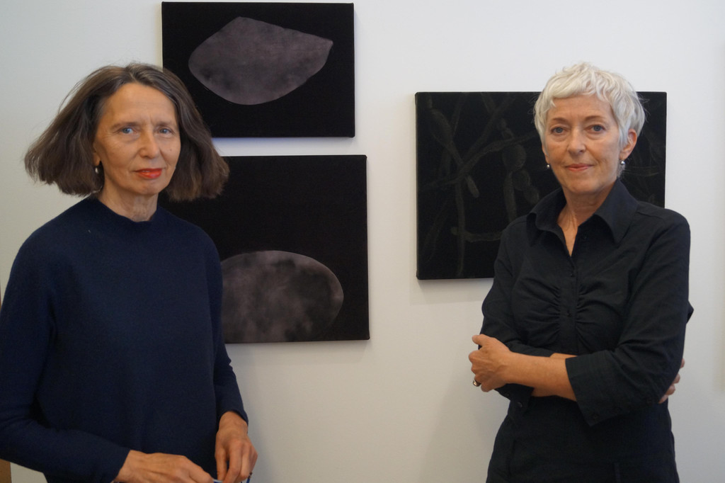 Gerti Hopp und Margot Meraner arbeiten zusammen auf Samt.JPG