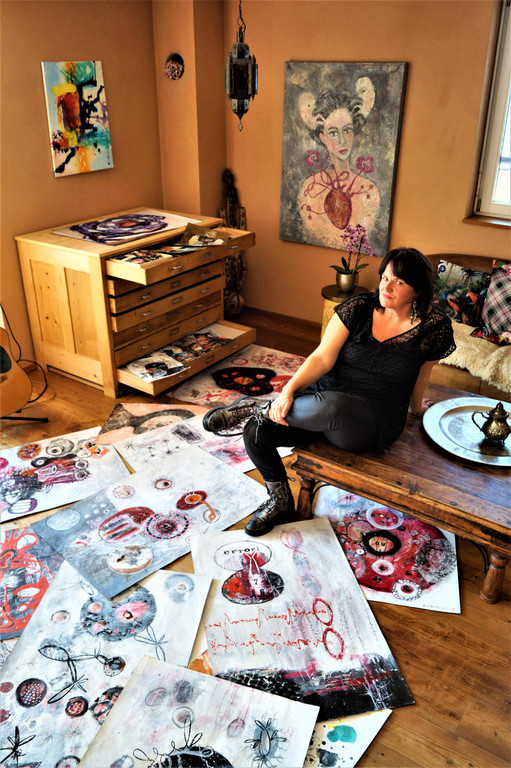 Bettina Bohne will mitr ihrer Kunst sich und die anderen immer wieder __berraschen.JPG