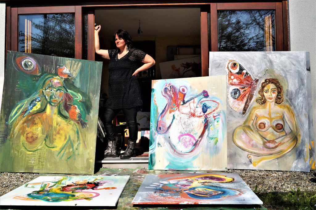 die K__nstlerin vor ihrem Atelier in Dornbirn.JPG