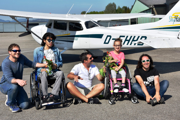 Blumen zum 20-j__hrigen Jubil__um_ Andreas Seeburger Rundflugteam_ Joe Fritsche Stunde des ns.jpg