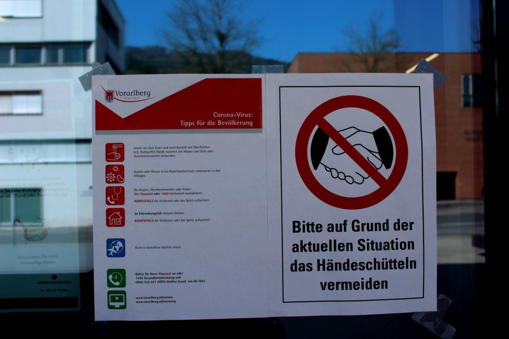 Corona Z PLAKATE mit Hinweisen April 2020 _1_.JPG