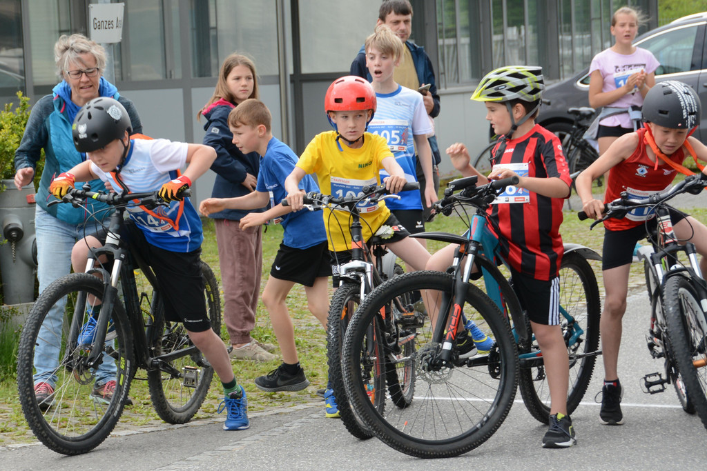 bergabe Kanall__ufer Jan-Niklas Erhart an Radfahrer Philipp Sobotta.JPG